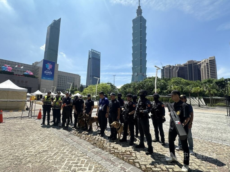 2025雙北世界壯年運動會17日將登場，台北市警察局16日在台北市政府前舉行維安宣示記者會。警方表示，因應世壯運開幕典禮，規劃偵爆犬及維安特勤等共2500名警力維安。圖為警方示範維安勤務。中央社記者劉建邦攝  114年5月16日   