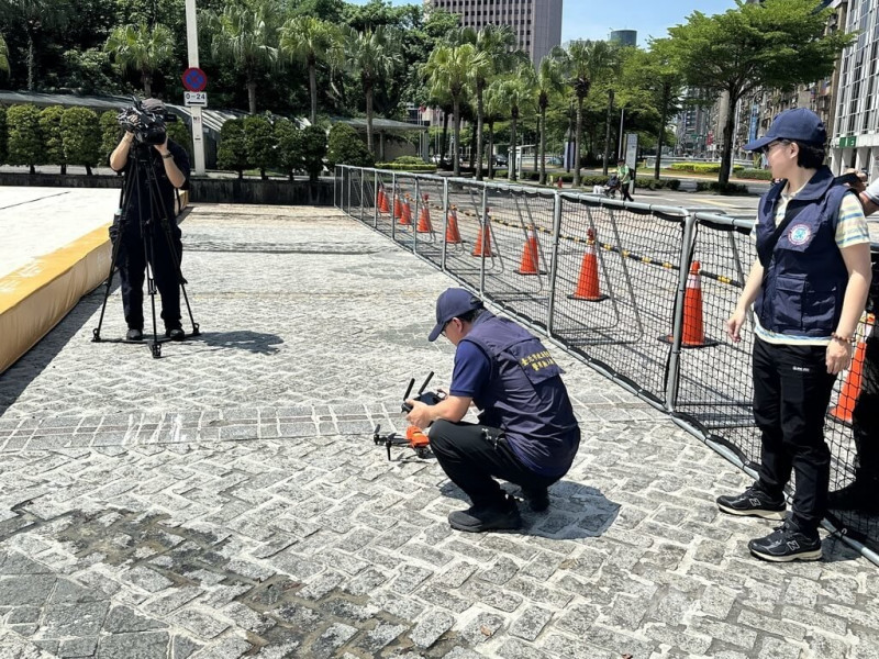 台北市警察局16日在北市府廣場前舉行「2025雙北世界壯年運動會」開幕前維安宣示記者會表示,已規劃偵爆犬、維安特勤等共2500名警力針對遊行路線梭巡,並搭配制高點及無人機監控,守護世壯運開幕典禮的安全。中央社記者劉建邦攝 114年5月16日