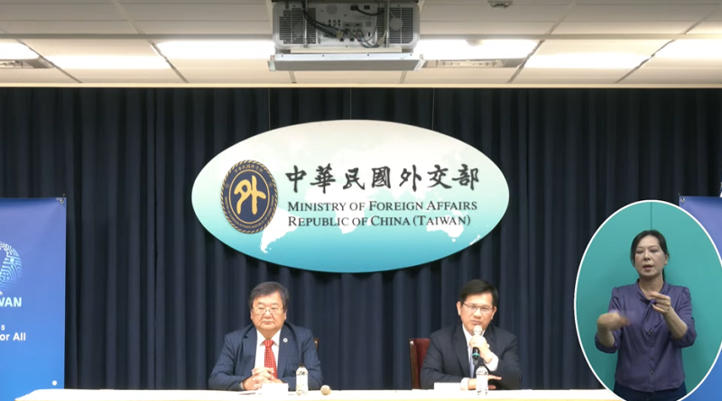 林佳龍（右）說，駐南非代表處還是正常運作。   圖：翻攝自外交部YT