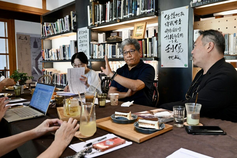 紙風車劇團創辦人李永豐（中）與北藝大學弟，表演藝術雜誌總編輯黎家齊對談。（紙風車劇團提供）   