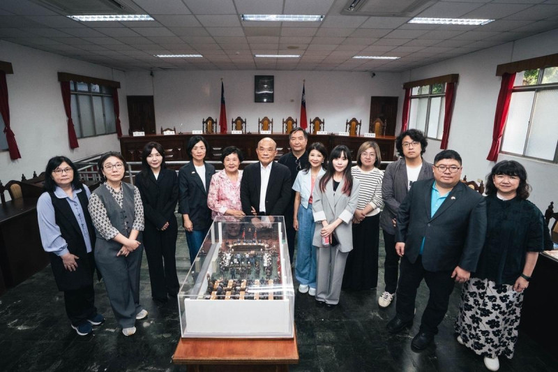 蘇貞昌難以忘記家屬們悲傷焦慮的神情 圖:蘇貞昌辦公室提供 蘇貞昌難以忘記家屬們悲傷焦慮的神情 圖:蘇貞昌辦公室提供