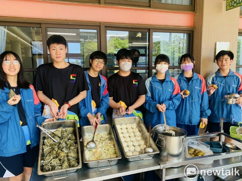 仁德國中接連3日推出會考祝福餐點，利用竹筍、鳳梨、白蘿蔔等在地食材搭配製作出營養均衡料理，並發揮俏皮的諧音創意，祝福會考學子皆能「包高中、創奇蹟、一舉衝刺必致勝」。   圖：台南市政府提供