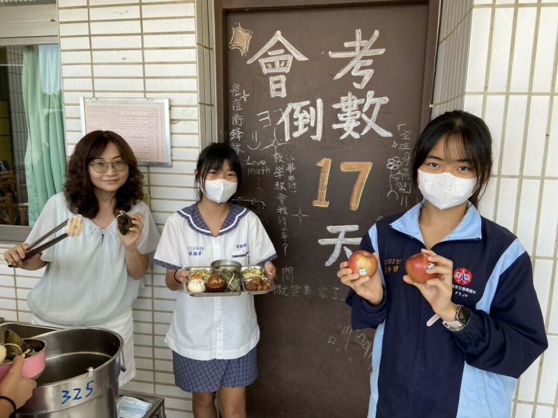 復興國中在考試前不只為考生舉辦祭孔活動,祈福考試順利,營養午餐也特別開立「包糕粽、高昇蹄膀、雞絲炒鳳梨、開陽白菜、筍片排骨湯」與「追分成功5A++」等菜單,祝福考生可以步步高昇、金榜題名、及時旺來、開陽好運連連。 圖:台南市政府提供