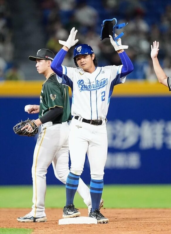 中華職棒富邦悍將球員林澤彬（右）14日演出4安打表現，為生涯第2次、到悍將之後第1次，上次已是109年的事情。他16日受訪表示，現在遇到困難時更知道怎麼解決，不會像以前一樣走不出來。（富邦悍將提供）中央社記者楊啟芳傳真  114年5月16日   