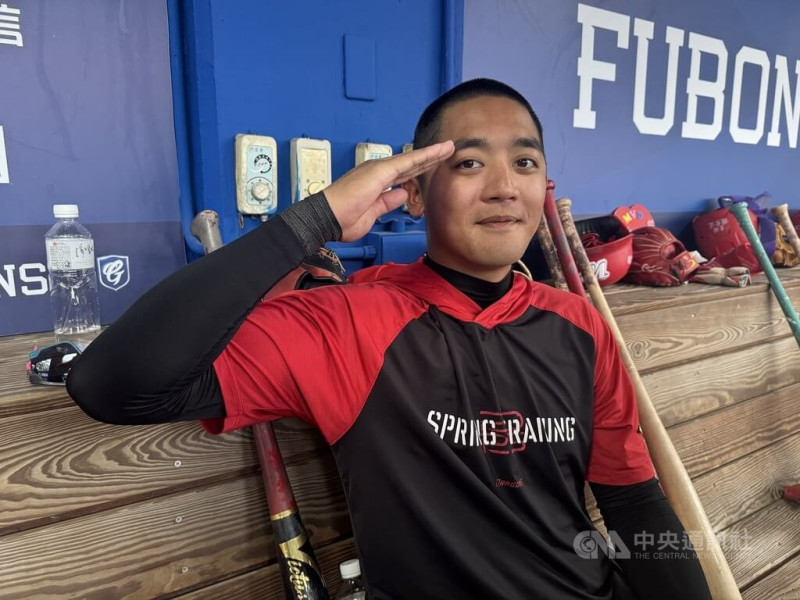中華職棒味全龍隊拿莫．伊漾（圖）日前已服完12天補充役，16日重返一軍，一頭金長髮如今改為平頭造型，他笑說：「第一次剃完覺得好像比較舒服，所以回來又剃了一次。」中央社記者楊啟芳攝  114年5月16日   