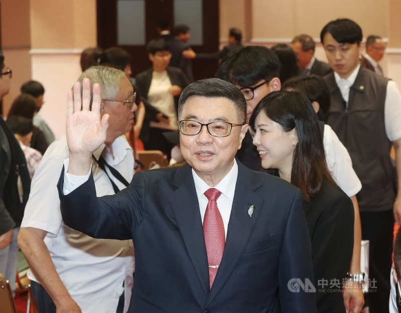 行政院長卓榮泰內閣上任即將滿週年，16日率團隊在政院和媒體茶敘，並說明施政成果。圖為進場時卓榮泰（前）揮手致意。中央社記者郭日曉攝  114年5月16日   圖：中央社提供