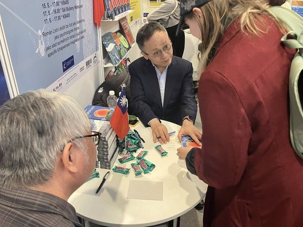 布拉格國際書展傳出中方要求主辦單位撤下台灣國旗。 圖:翻攝Nakladatelství Mi:Lu Publishing CZ臉書