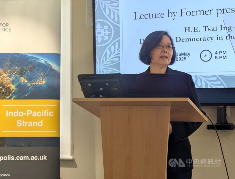 前總統蔡英文16日在劍橋大學發表演說，提到動盪的世界秩序更加凸顯民主同盟的重要，而台灣始終是國際社會值得信賴的夥伴，任何威脅都無法動搖台灣捍衛民主的決心。中央社記者陳韻聿劍橋攝  114年5月17日   圖：中央社提供