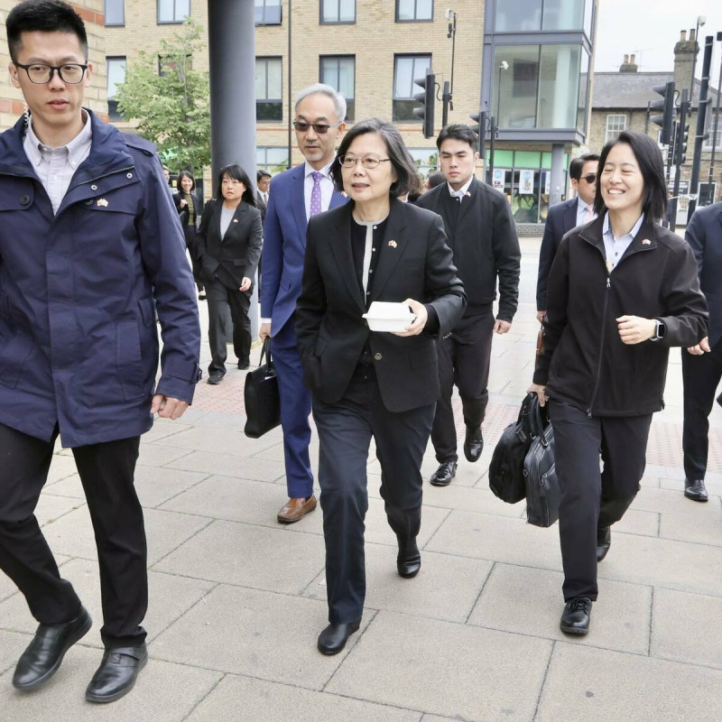 蔡英文在台僑彭鈴鈴開設的西餐館與台灣旅英科技、產業及學術界專業人士餐敘。   圖/取自蔡英文臉書粉專