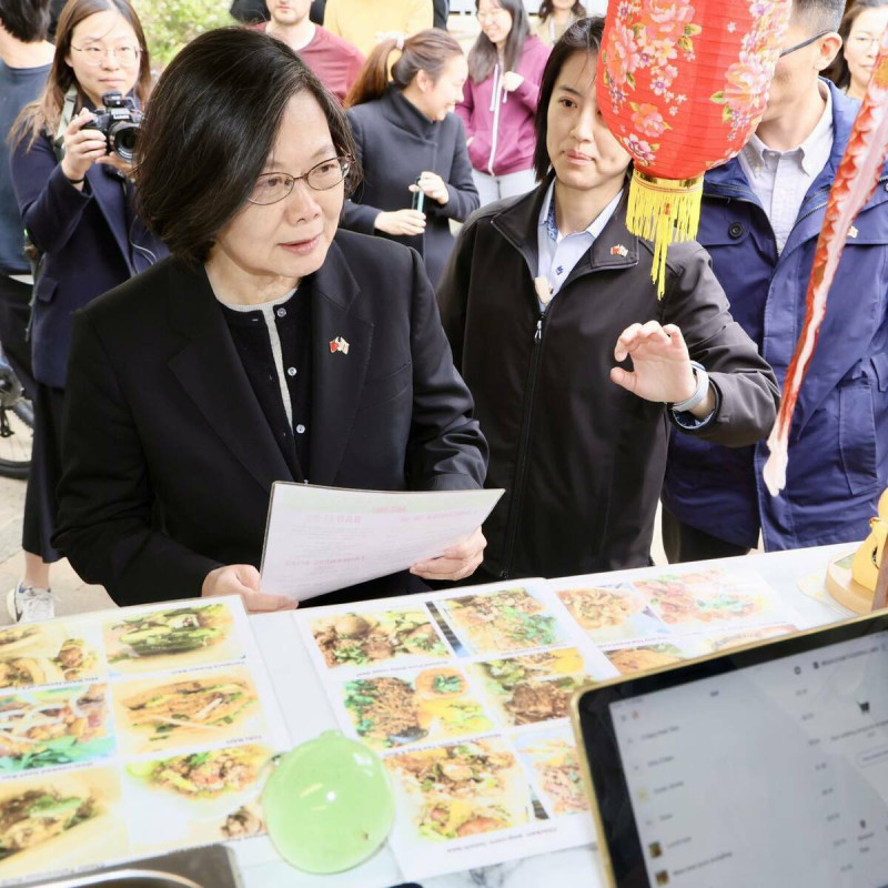 蔡英文在台僑彭鈴鈴開設的西餐館與台灣旅英科技、產業及學術界專業人士餐敘。 圖/取自蔡英文臉書粉專