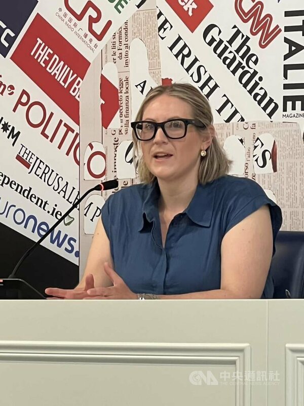 資深梵蒂岡評論員艾倫(Elise Allen)16日在座談會中回應中央社提問,她認為教宗良十四世對於梵中關係不會操之過急,觀察指標之一是看新教宗對國務院長人事的安排。 圖/中央社