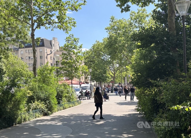 近年來中國性行業操控與人口販運的組織犯罪逐漸增加，法國連年破獲案件，引起關注。巴黎美麗城（Belleville）地鐵出口旁的小公園經常可見身穿皮靴、打扮亮麗的中國女性。    圖/中央社