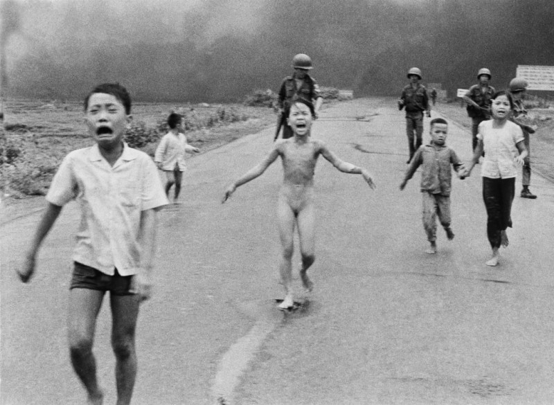 「燒夷彈女孩」為美聯社1972年發布照片，越南9歲女童潘金福（中）遭受燒夷彈波及，裸體驚恐奔逃，記錄了越戰的可怕。（美聯社）   