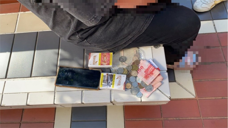 高雄大賣場和百貨公司專櫃近期連遭同一名婦人偷竊，鳳山和左營警方聯手偵辦，發現李姓婦人行竊全台達15件。警方14日趁她意圖行竊時以竊盜、贓物現行犯逮捕，在其身上起出贓物新台幣1766元。（高市鳳山警分局提供）中央社記者洪學廣傳真 114年5月17日   