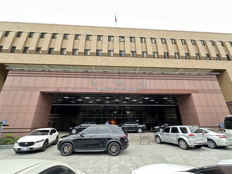 網友在公共政策網路參與平台提議加重虐童刑責，獲上萬人附議。法務部昨天於平台上回應表示，提議不符罪責相當原則及比例原則，因此不予採納。圖為法務部外觀。（中央社檔案照片）   
