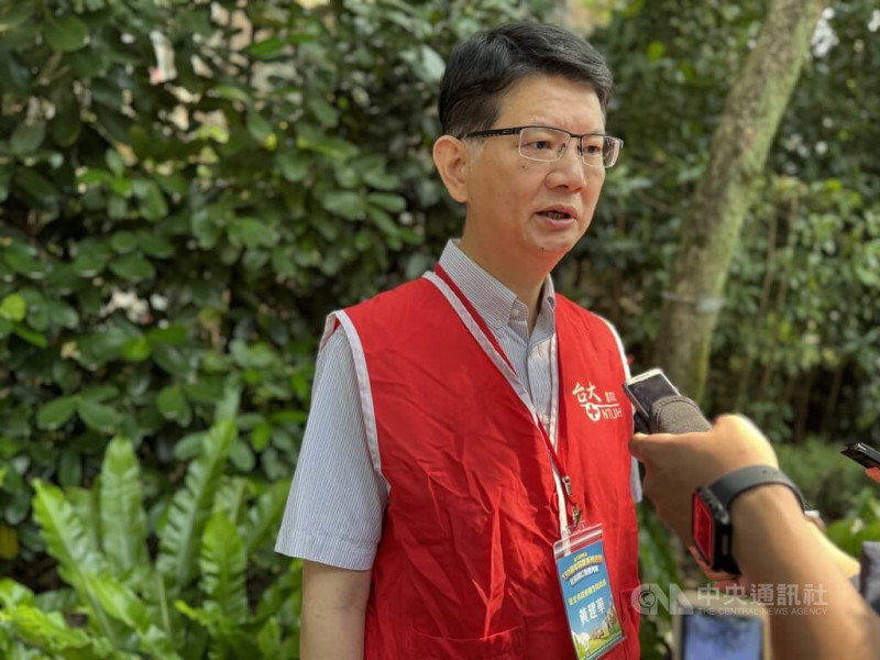 台大住院醫性侵案，台北市衛生局今年才啟動懲戒程序惹議。衛生局長黃建華（圖）17日接受媒體聯訪表示，預計最快7月召開醫懲會，現在已進入書面審查階段。中央社記者沈佩瑤攝  114年5月17日   