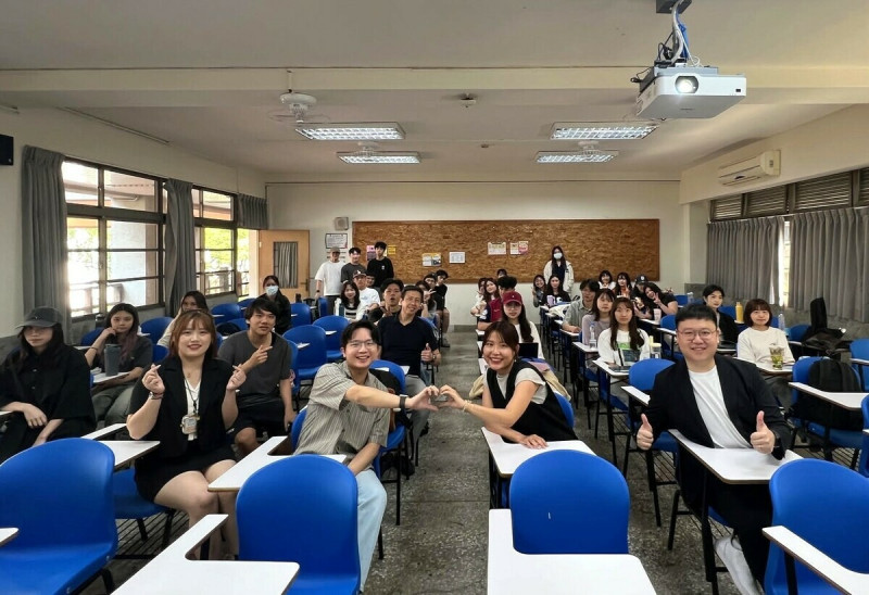 外交部公布的「114年外交獎學金得獎學生名單」中，東海大學政治學系與研究所本次共計三位學生獲選，成為全台唯一上榜的私立大學。   圖：東海大學/提供