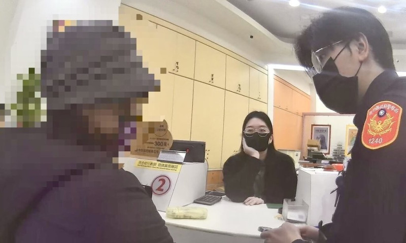 新竹縣一名婦人（左）日前到不同銀行欲匯款新台幣數千萬元，竹北警方先後獲報趕到銀行溝通勸導，才讓婦人打消匯款念頭，免於遭詐。（警方提供）中央社記者魯鋼駿傳真 114年5月17日   