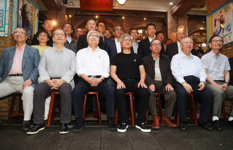 輝達（NVIDIA）執行長黃仁勳（前中）17日晚間宴請台灣供應鏈夥伴，並邀請與會「大咖們」一同合影，台積電董事長魏哲家（前左3）、廣達董事長林百里（前右3）就坐在黃仁勳兩側。中央社記者謝佳璋攝  114年5月17日   