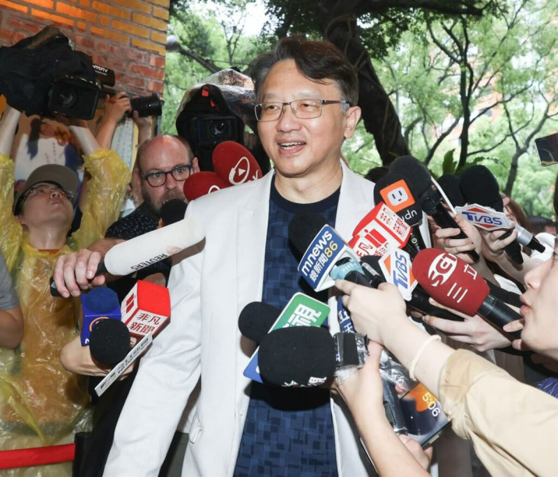 輝達(NVIDIA)執行長黃仁勳17日在台北知名台菜餐廳與台灣供應鏈夥伴餐敘,宏碁董事長陳俊聖(前)應邀出席,面帶笑容走入餐廳。中央社記者謝佳璋攝 114年5月17日