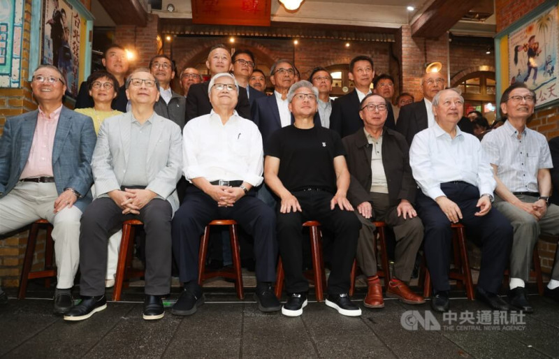 輝達(NVIDIA)執行長黃仁勳(前中)17日晚間宴請台灣供應鏈夥伴,並邀請與會「大咖們」一同合影,台積電董事長魏哲家(前左3)、廣達董事長林百里(前右3)就坐在黃仁勳兩側。 圖:中央社提供