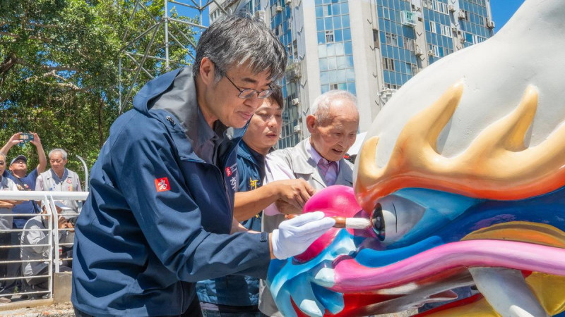 李懷仁(左一)偕同貴賓擔任龍舟開光點睛官。   圖：高雄市運發局/提供