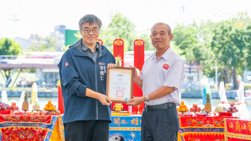 李懷仁(左)頒贈感謝狀予高雄關帝廟。 圖:高雄市運發局/提供