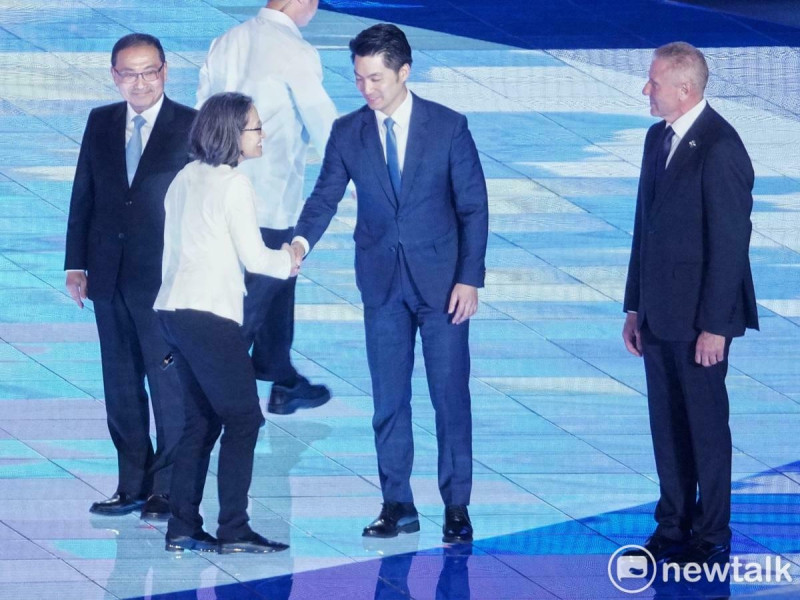 副總統蕭美琴出席2025世壯運開幕式,與台北市長蔣萬安、新北市長侯友宜握手。 圖:張良一 / 攝