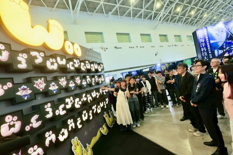 陳其邁(右一)大讚今年作品「令人難以置信的精彩」。 圖:高雄市政府/提供