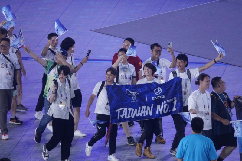 雙北世壯運晚間7點盛大開幕,台灣選手高舉「Taiwan NO.1」旗幟進場。 圖:張良一/攝