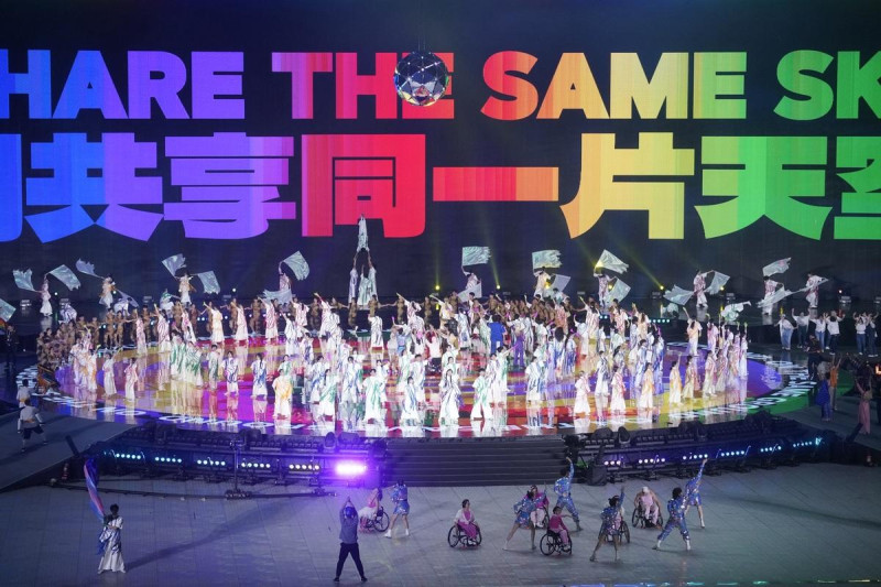 2025雙北世界壯年運動會開幕典禮17日晚間在台北大巨蛋盛大登場，活動以「We share the same sky／我們共享同一片天空」為主題。   圖:張良一／攝