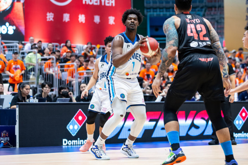 台灣職籃P. LEAGUE+聯盟台北富邦勇士隊洋將沃特斯（持球者）17日在總冠軍賽第5戰表現搶眼，第4節個人攻下15分，率隊逆轉奪勝，取得系列賽3比2的聽牌優勢。（P. LEAGUE+提供）中央社記者黎建忠傳真  114年5月17日   