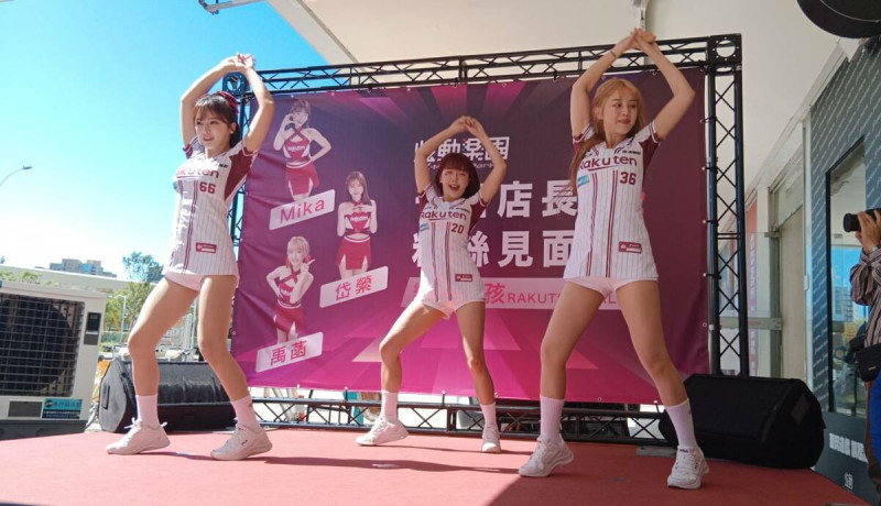 岱縈、Mika、禹菡(左至右)為炫動擂台賽熱舞催報名。 圖:孫家銘攝
