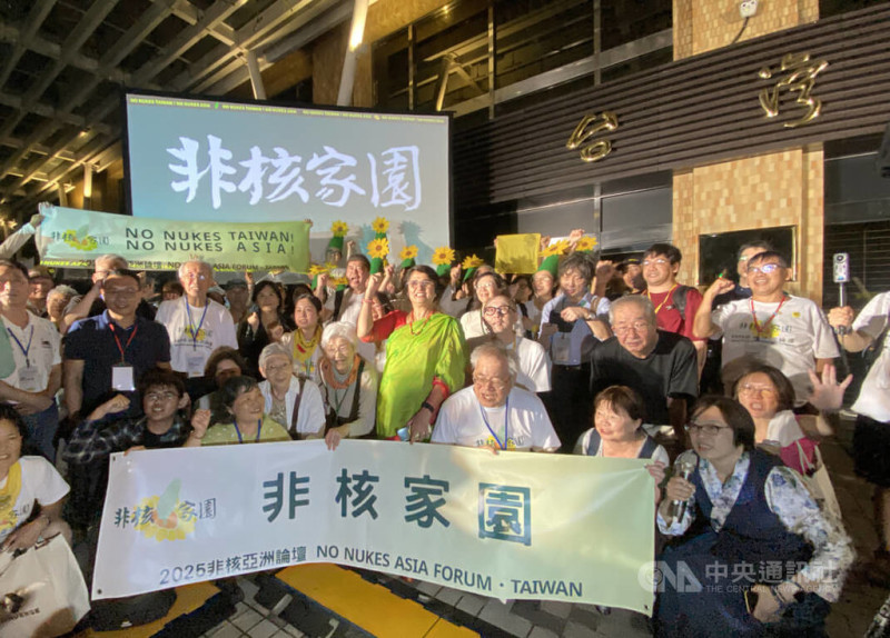台灣環境保護聯盟17日晚間重回反核運動指標性地點台電大樓前舉辦「迎接非核家園」晚會，這裡是1988年環盟在台北舉辦首次反核遊行的重要地點，與會眾人合影。   圖:中央社提供