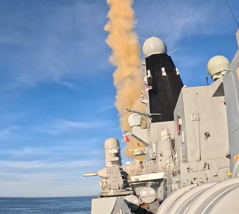 英國皇家海軍45 型驅逐艦「龍號」發射「海毒蛇」飛彈擊毀來襲的超音速導彈   圖：翻攝自英國皇家海軍的Ｘ