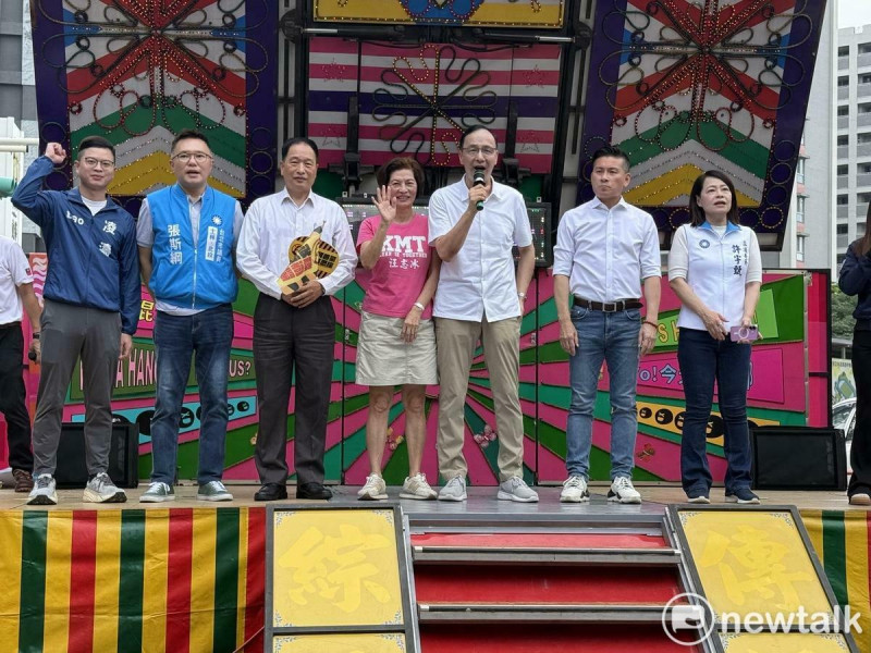 國民黨主席朱立倫今(右3)出席罷免綠委吳思瑤政策說明會,與台北市議會議長兼國民黨台北市黨部代理主委戴錫欽(右2)、國民黨議員同台。 圖:周煊惠 / 攝