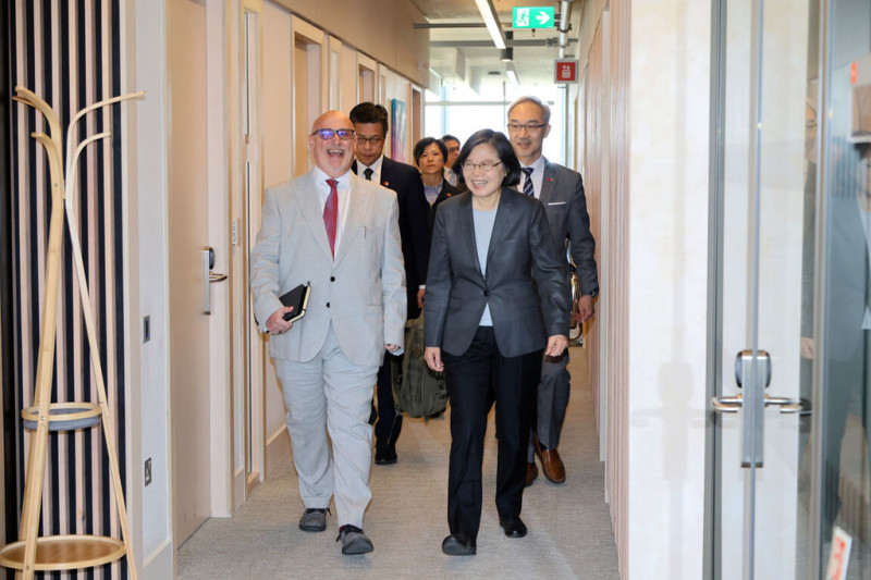 前總統蔡英文(右)於英國時間17日訪問倫敦政經學院,準法學院院長莫瑞(Andrew Murray,左)接待。 圖:訪團提供