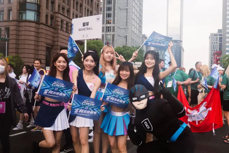 5月17日2025世壯運開幕遊行，富邦攜手員工組成Team Fubon富邦代表隊以及應援團隊，和Fubon Angels、富邦勇士隊吉祥物比爾一起為每一位選手加油打氣！   圖：富邦金控提供
