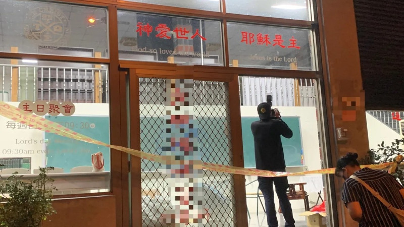 警方在教會租屋處入口處採證。   圖：警方提供