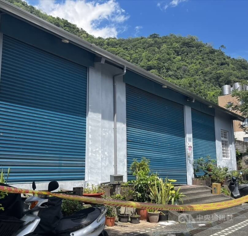 花蓮縣秀林鄉某召會聚會所房間內1名蔡姓女教師疑遭勒斃,警方組成專案小組,清查被害女教師交友情況,已鎖定特定對象持續追查。圖為警方於現場拉起封鎖線。中央社記者李先鳳攝 114年5月18日