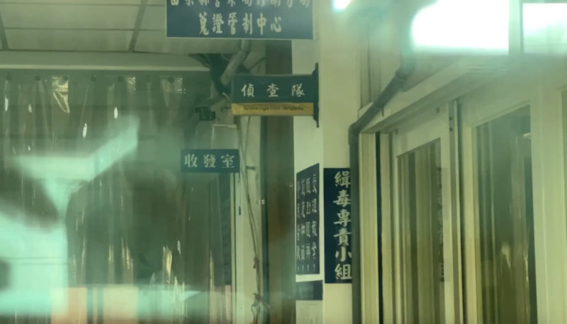 苗栗縣警察局竹南分局員警查緝槍砲案，涉包庇幫派找人頭頂替槍枝持有者。檢廉獲報展開搜索約談，其中即將退休的偵查隊張姓小隊長遭羈押，曾姓前小隊長及鄭姓偵查佐交保。（民眾提供）中央社記者管瑞平傳真  114年5月18日   