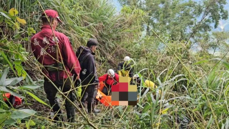 李姓民眾17日向嘉義縣警察局報案，指稱父親14日出門前往聖觀音峰登山，預計16日返家卻無消息。嘉義縣消防局18日發現失聯李姓登山客，但已明顯死亡。（嘉義縣消防局提供）中央社記者姜宜菁傳真  114年5月18日   