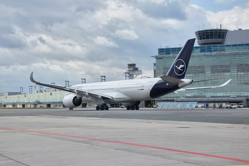 一架漢莎航空機長如廁、副機長突昏厥，導致航班在無人駕駛情況下飛了10分鐘。   圖：翻攝自臉書@Lufthansa