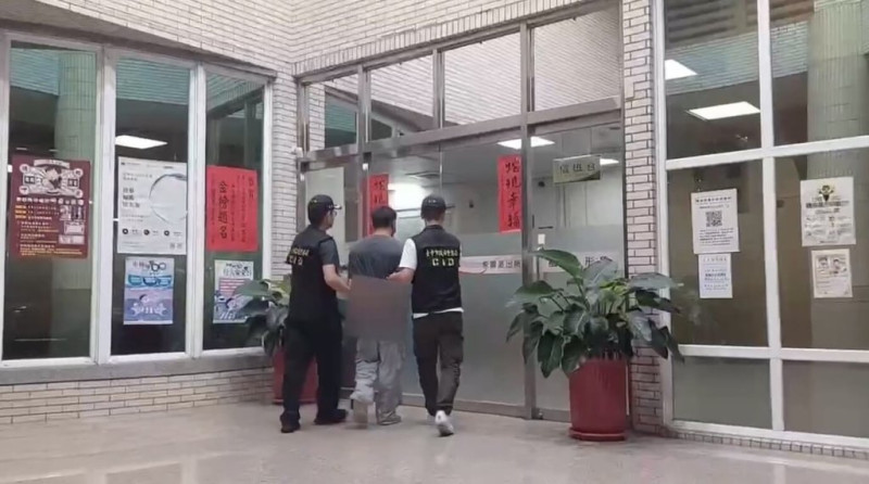 台中公園地下停車場近日發生滅火器遭人擅取蓄意噴灑案件，警方追查鎖定涉案人為47歲吳姓男子，17日晚間將其逮捕到案，依竊盜、毀損及公共危險等罪嫌送辦。（民眾提供）中央社記者郝雪卿傳真  114年5月18日   