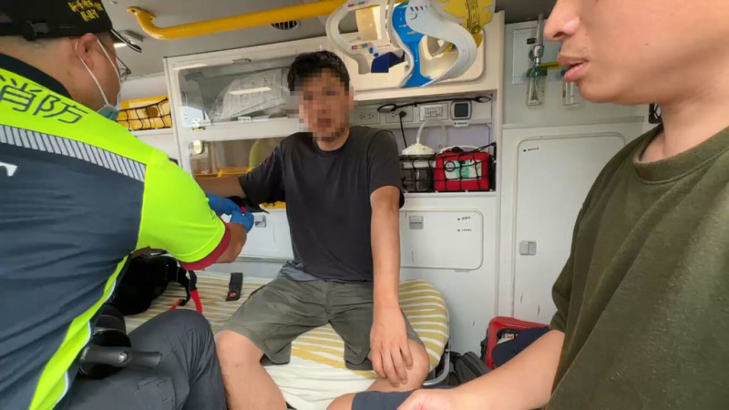 張姓男子（中）與文姓女子18日下午登上基隆嶼上的基隆島燈塔時，島上下起大雨和打雷，疑落雷感電，張男左手灼傷和右手因跌倒脫臼，文女也因跌倒右手肘擦傷，2人意識清楚送醫治療。（讀者提供）中央社記者王朝鈺傳真  114年5月18日   