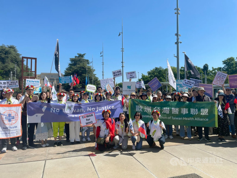 國際友人和台僑、台灣青年團體今天上午齊聚日內瓦，表達力挺台灣參與世界衛生大會的訴求。在世衛例行健走活動因美國金援刪減而取消的此刻，台灣的持續發聲特別響亮。   圖:中央社提供