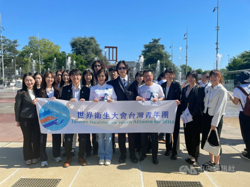 台灣醫學生聯合會自2017年台灣未能以觀察員身分參與世衛大會後便組成「世衛台灣青年團」,連續多年都來日內瓦舉行挺台活動。前排右4為衛福部政務次長呂建德。中央社記者田習如日內瓦攝 114年5月18日
