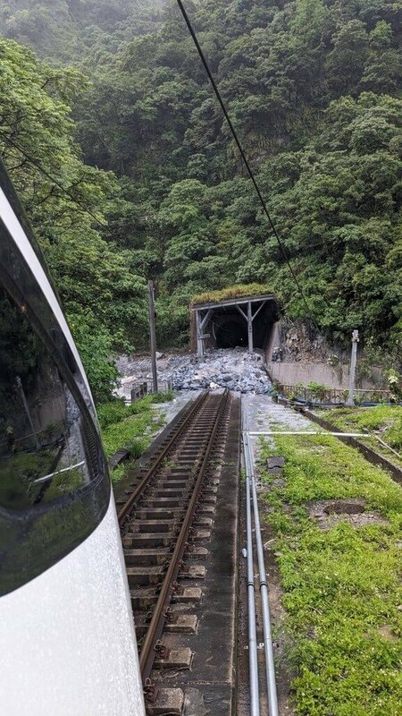 花蓮18日下午雨勢不斷,台鐵和仁與崇德間因強降雨致使河水湍急,沖下土石泥流淹過軌面,導致台鐵電車線設備及路線受損,目前該區間路線暫時雙向不通。 圖:臉書粉絲專頁台灣便當管理局-附屬鐵路部提供