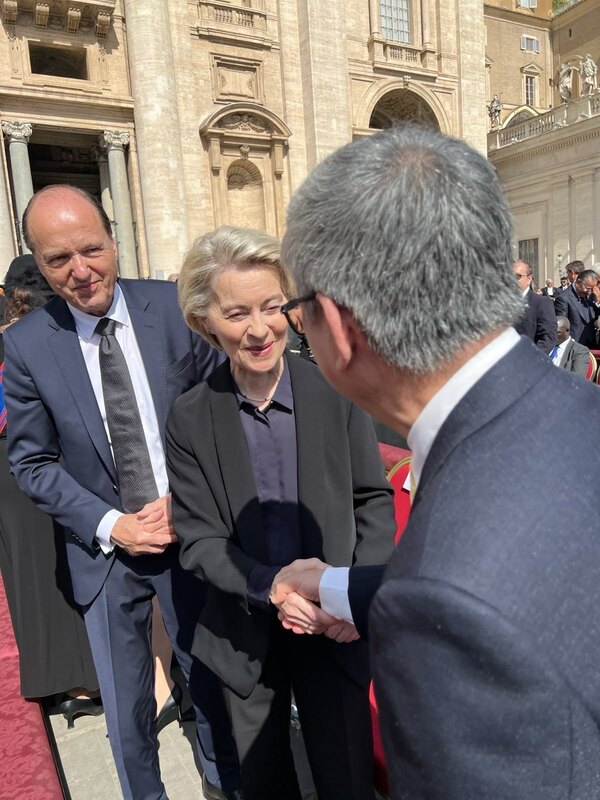 總統特使陳建仁前副總統與歐盟委員會主席馮德萊恩(Ursula von der Leyen)握手致意。