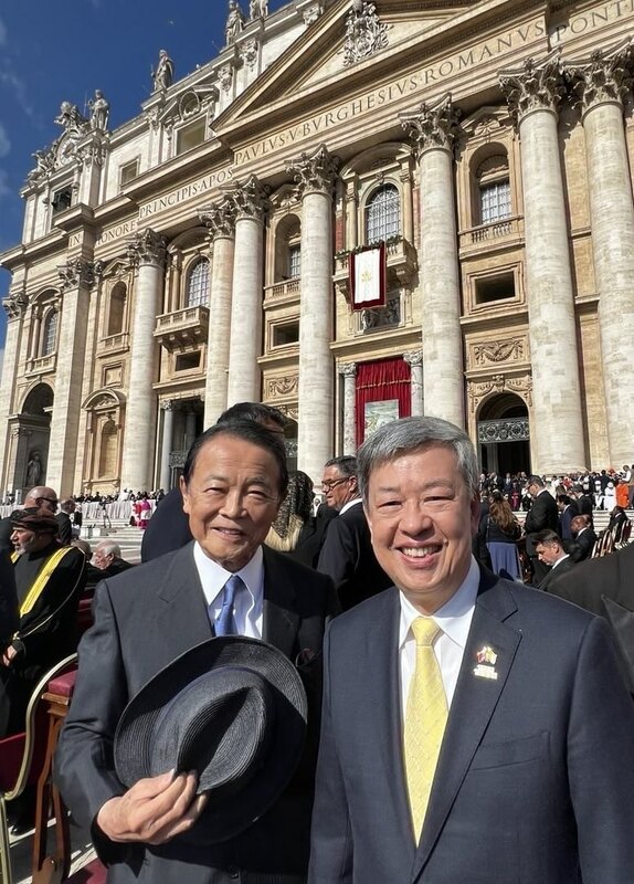 總統特使陳建仁與日本特使、前首相麻生太郎眾議員合照。 圖:外交部提供